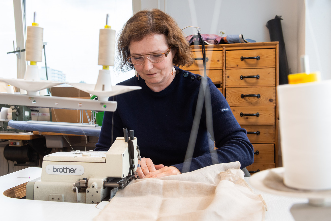 Breda  -Pix4Profs/René Schotanus. Duurzaam kledingontwerpster Rianne de Witte aan het werk in haar atelier.