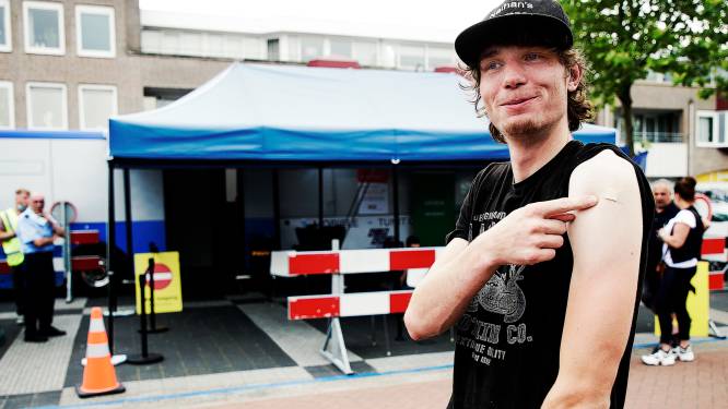 Nathan (19) haalde zijn vaccin in de prikbus van de GGD: ‘Nu ben ik in één keer klaar, net zo makkelijk’
