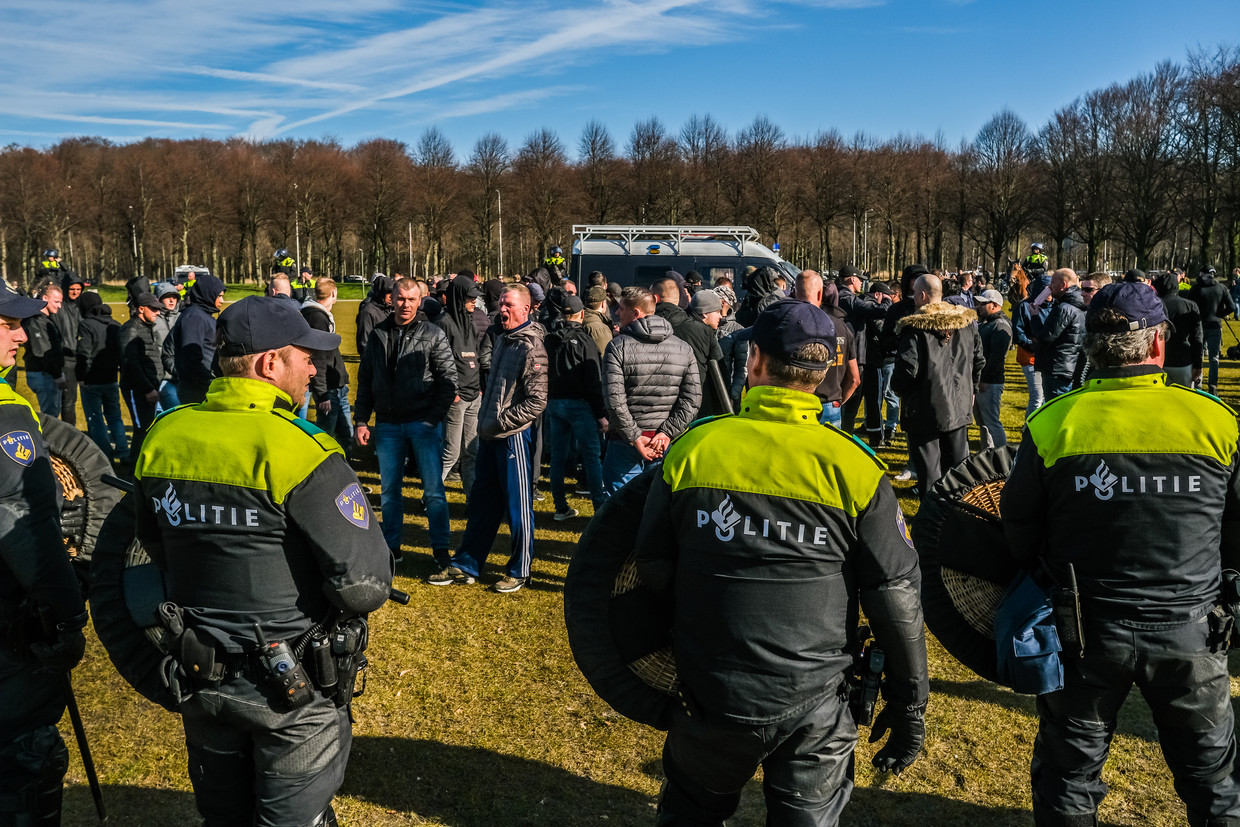 ADO Den Haag-supporters worden door de ME staande gehouden op het Malieveld omdat ze de confrontatie wilden aangaan met Ajax-fans, februari 2019.  Beeld Joris van Gennip