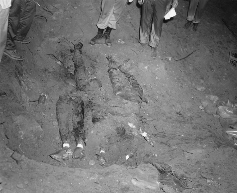 Op deze foto van de FBI worden de lichamen van de drie slachtoffers opgegraven ten zuidwesten van Philadelphia, Mississippi. Beeld reuters