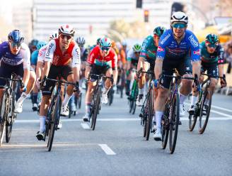 Groves triomfeert in ‘vlakke’ etappe Ronde van Catalonië, Evenepoel en Roglic nemen een snipperdag: “Niet de makkelijkste aankomst”