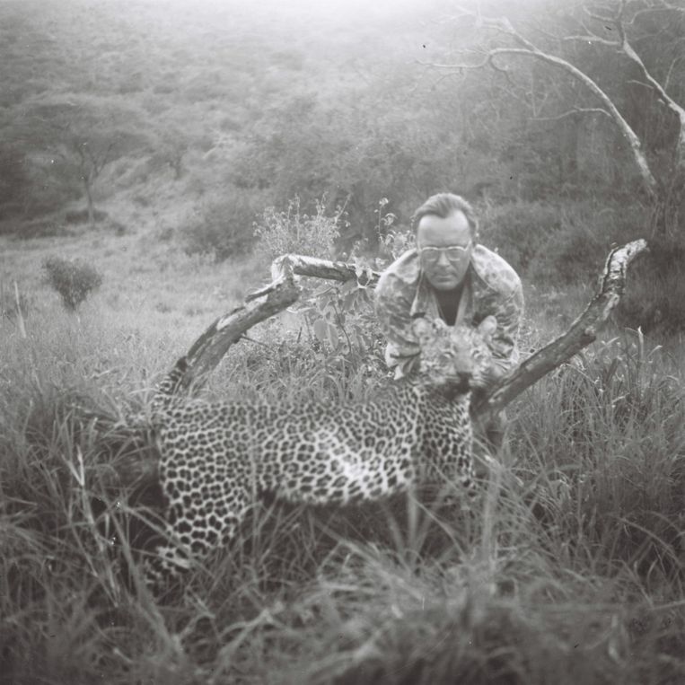 Unieke jachtfoto's van prins Bernhard op safari | De Volkskrant