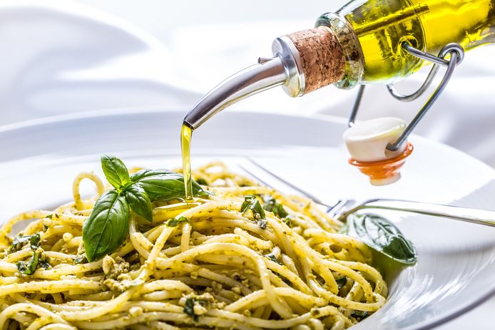 Olie giet je best pas achteraf over de pasta om die op smaak te brengen, zout voeg je dan weer tijdens het kookproces toe, achteraf heeft dat geen zin meer voor de smaak.