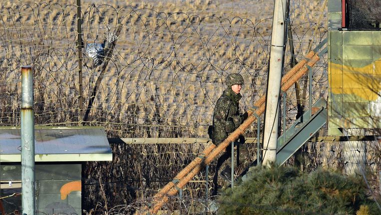 Een Zuid-Koreaanse militair aan de grens met Noord-Korea. Beeld AFP