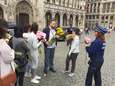 Brusselaars delen 700 bloemen uit aan politie om steun te betuigen na schietpartij Luik