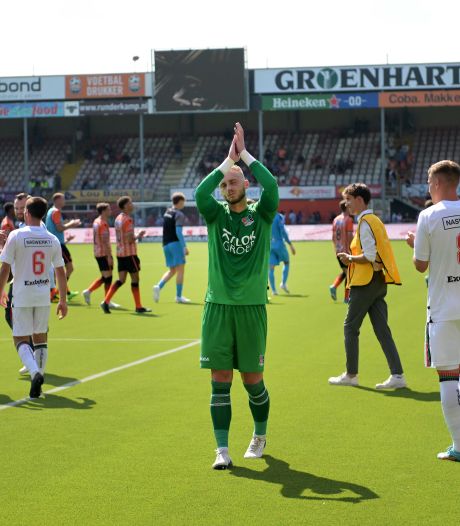 Jasper Cillessen moet weer wennen aan kunstgras in Volendam: ‘Ik had geen grip’