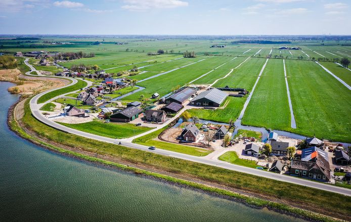 De Lekdijk tussen Nieuw-Lekkerland en Streefkerk.