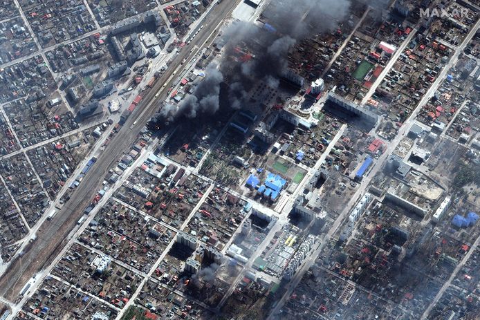Brandende gebouwen in Irpin bij Kiev. Beeld van gisteren.
