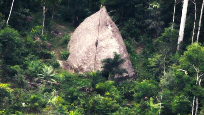 Een maloca of grote hut waarin de indianen wonen.