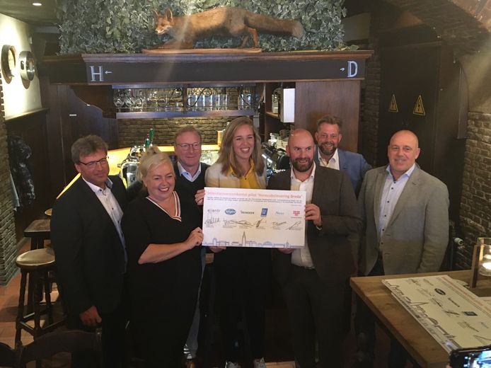 In café Het Voske werd op 1 november 2019 door diverse partijen de overeenkomst getekend voor de pilot Horecabelevering.