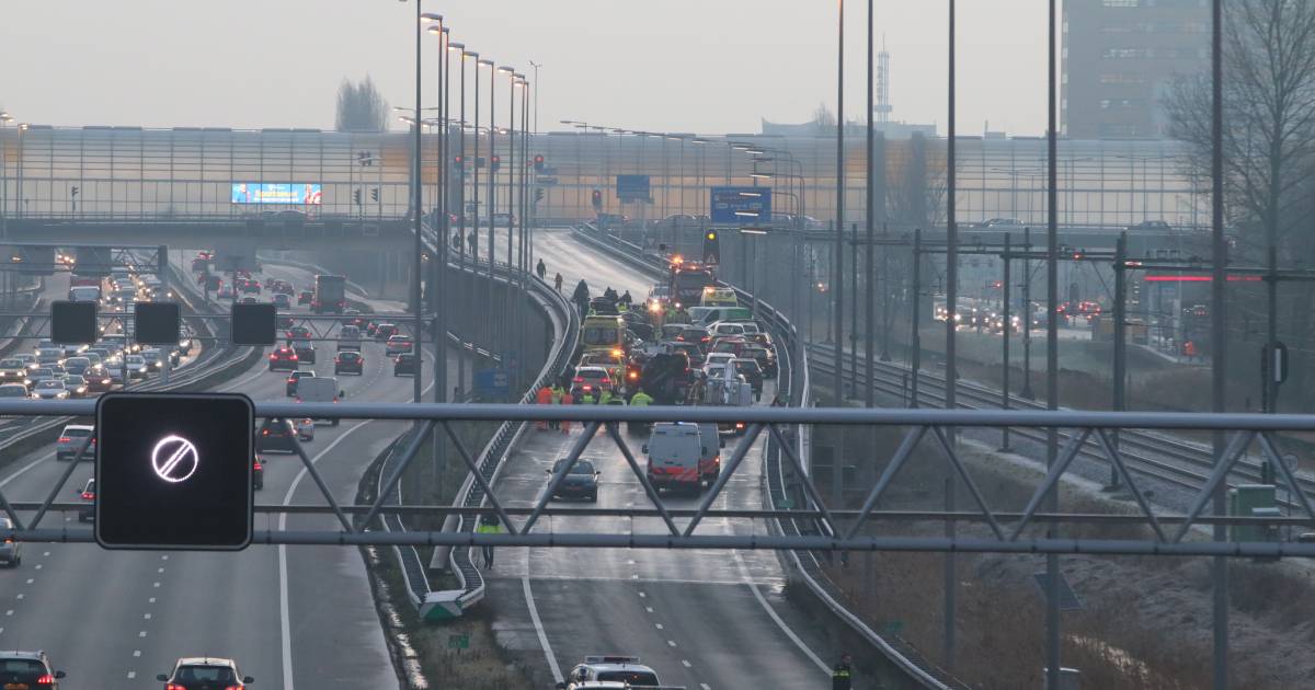 LIVE | Spekglad: Twintig autos klappen op elkaar bij kettingbotsing, zeker drie gewonden.