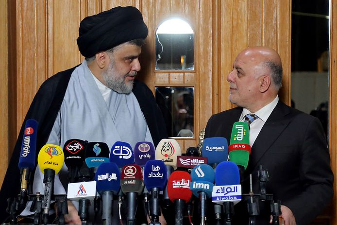 De Irakese premier Haider al-Abadi (R) op een persconferenti met de sjiitische leider Moqtada al-Sadr in Najaf. Meer dan een maand na de parlementsverkiezingen in Irak stapt de alliantie van winnaar Moqtada al-Sadr in een coalitie met de Islamitische Dawa Partij van uittredend premier Haidar al-Abadi.