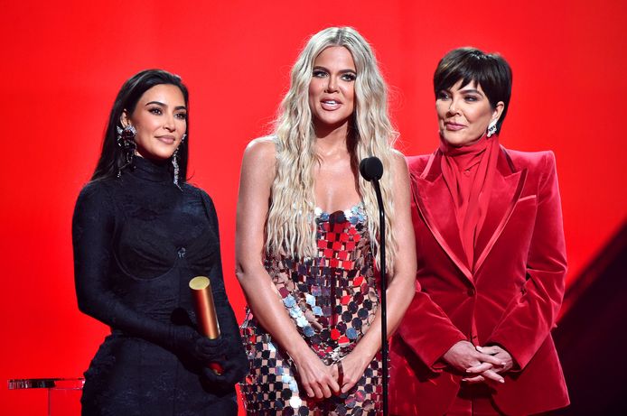 Kim en Khloë Kardashian en Kris Jenner reageerden al vol afschuw op de moord op hun manager: "Angela ontfermde zich over elk lid van onze familie, en slaagde er telkens opnieuw in om het onmogelijke toch te realiseren."