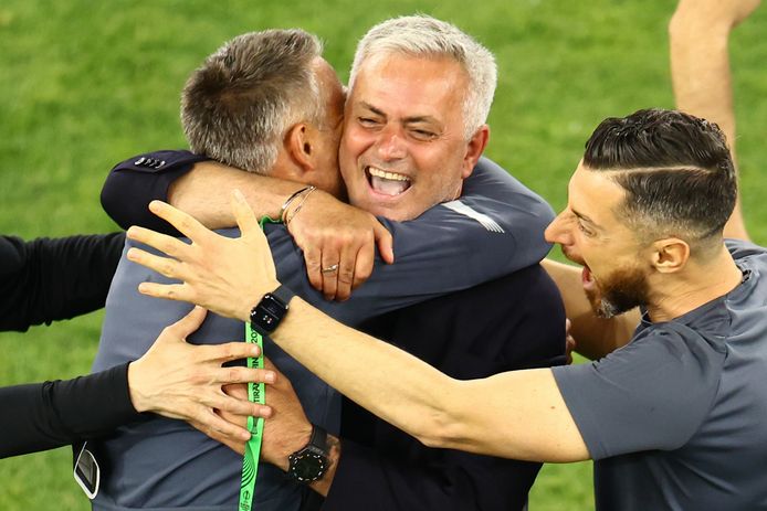 José Mourinho viert de zege.