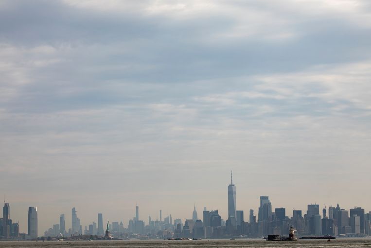 Smog verhult op 17 mei de skyline van Manhattan. Beeld Getty 
