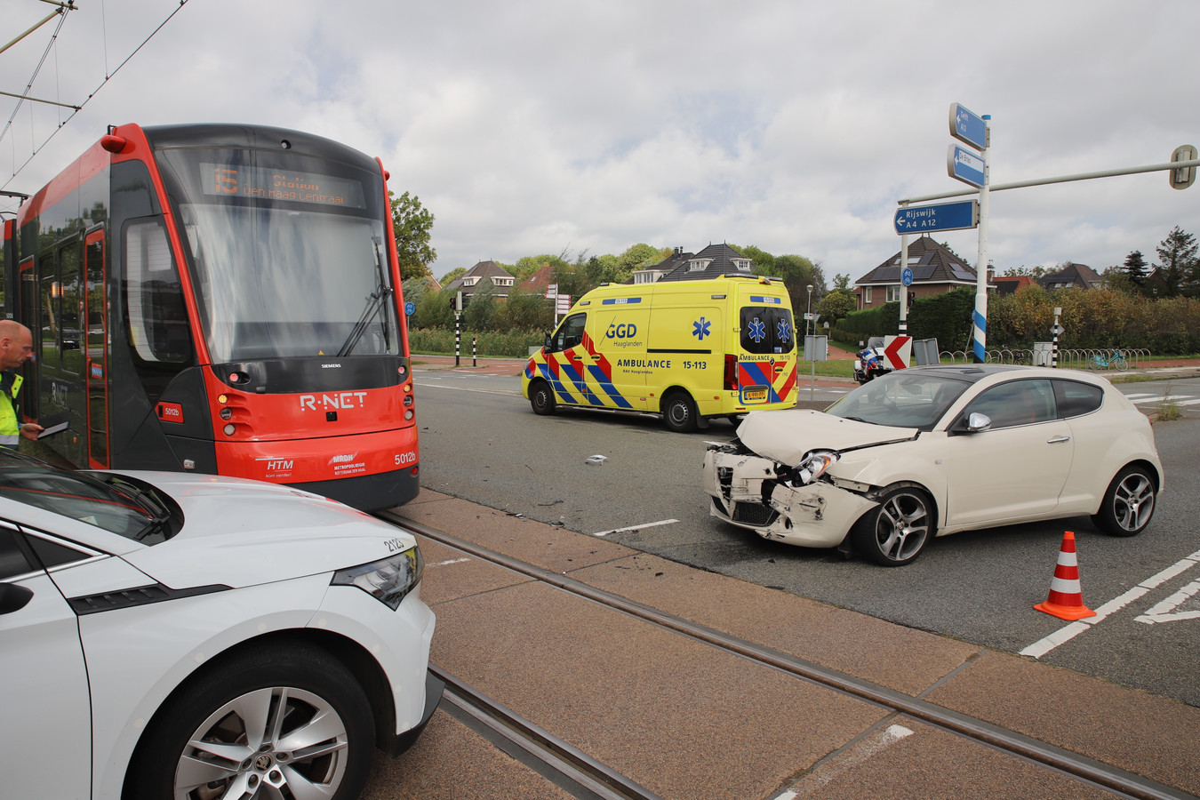 Lichtgewonde na aanrijding tussen tram en auto in Ypenburg Foto AD.nl