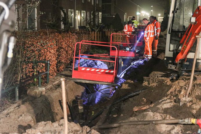 Bewoners van de Voorstraat in Kraggenburg moesten bij nacht en ontij hun huis uit nadat er in de straat een water- en gaslek werd ontdekt. Acht huishoudens werden uit voorzorg geëvacueerd.