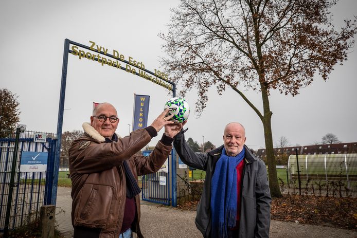 Gerard Horst (links) en Rein van der Burg maken duidelijk dat ZVV De Esch open staat voor meer samenwerking, vooral met vv Oldenzaal.