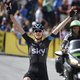 Froome waggelt als vanouds de berg op