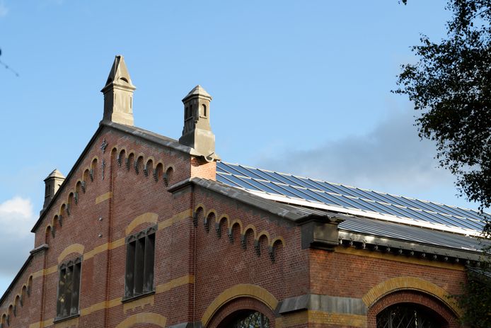 De douaneloods heeft een unieke en hoogtechnologische lichtstraat gekregen.