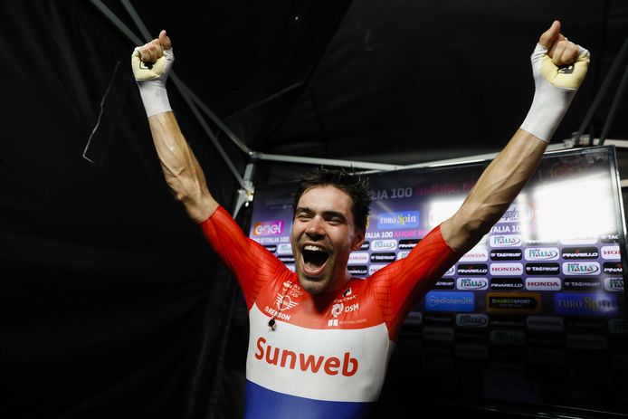 Tom Dumoulin juicht na het winnen van de Giro d'Italia