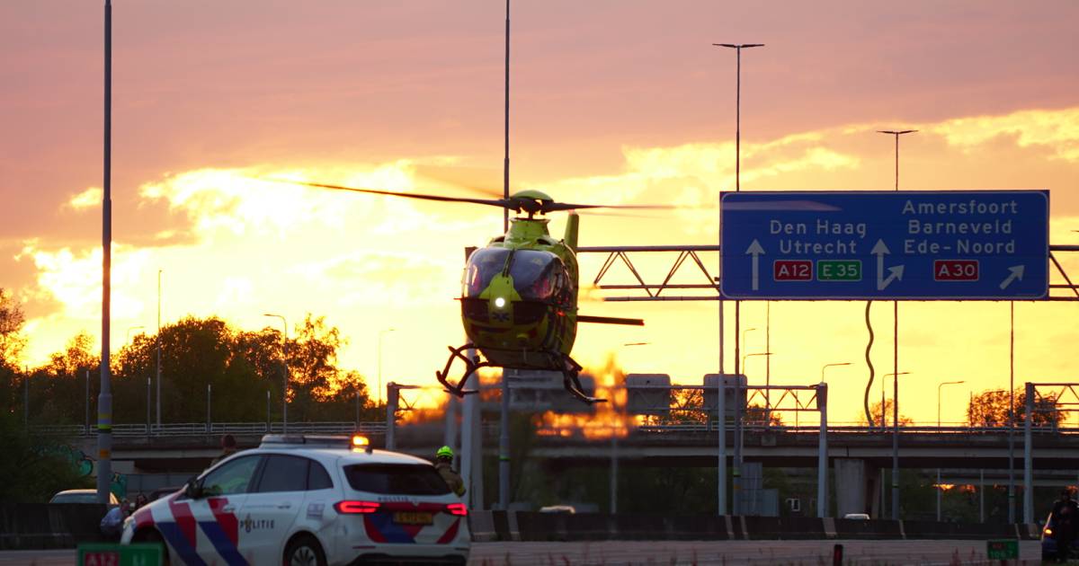 Traumahelikopter landt op de A12 bij Ede voor hulp bij ongeval.