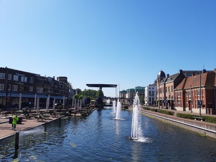 Het is puzzelen met de terrassen bij het kanaal in Helmond. Ze mogen ruimer worden opgezet maar daar is niet overal plaats voor.
