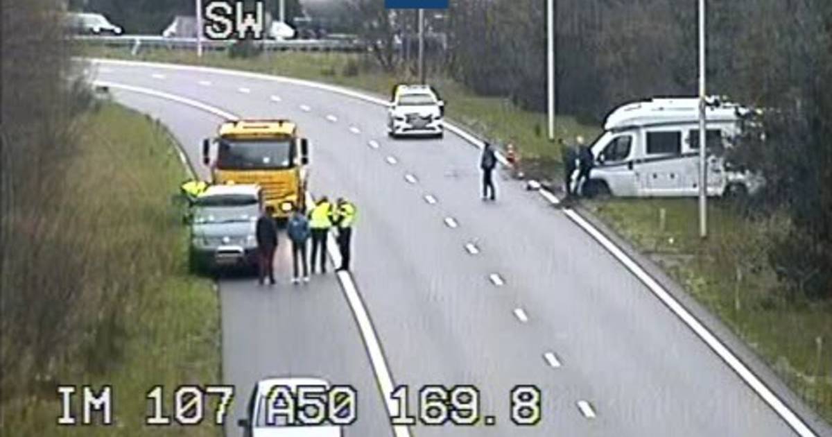 Weg dicht na ongeluk op A50: forse vertraging.