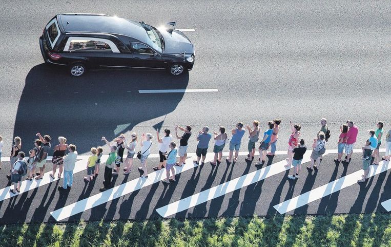 De rouwstoet met de lichamen van slachtoffers onderweg van Eindhoven Airport naar Hilversum. Beeld anp