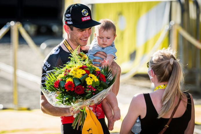 Wout van Aert met zoontje Georges en zijn vrouw Sarah De Bie.