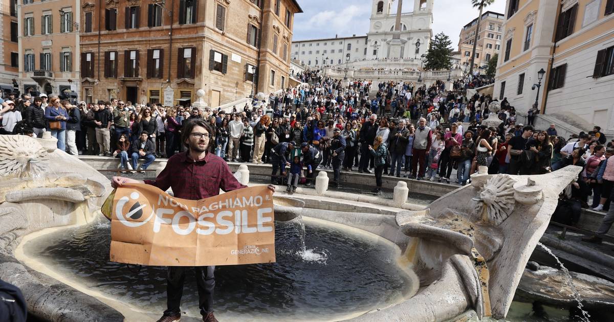 Attivisti diffamano le acque di una fontana storica a Roma |  al di fuori