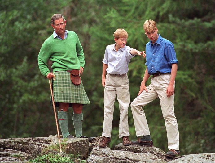 De overleden koningin Elizabeth trok zich in de zomer maandenlang terug in haar Schotse kasteel Balmoral. Ook Charles en prinsen Harry en William waren er vaak te vinden, zoals hier in 1997.