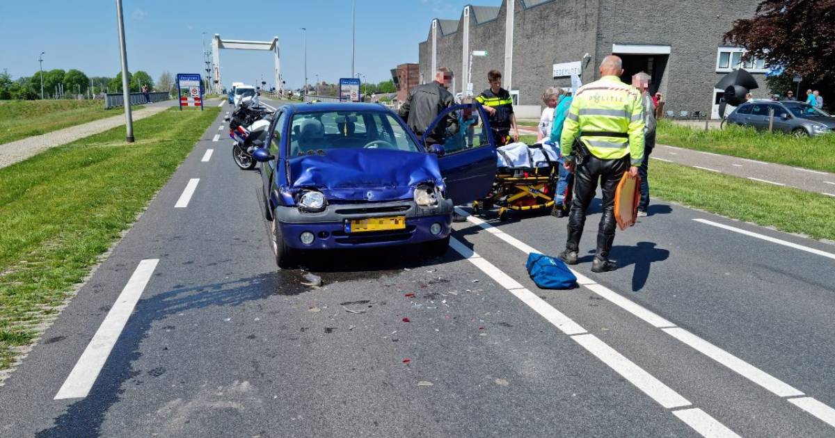 Automobilist gewond na botsing tegen aanhanger in Zwartsluis.