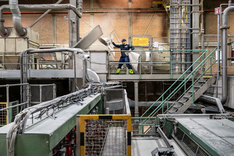 De productie-afdeling van de Eska-kartonfabriek in Groningen.  Beeld Reyer Boxem