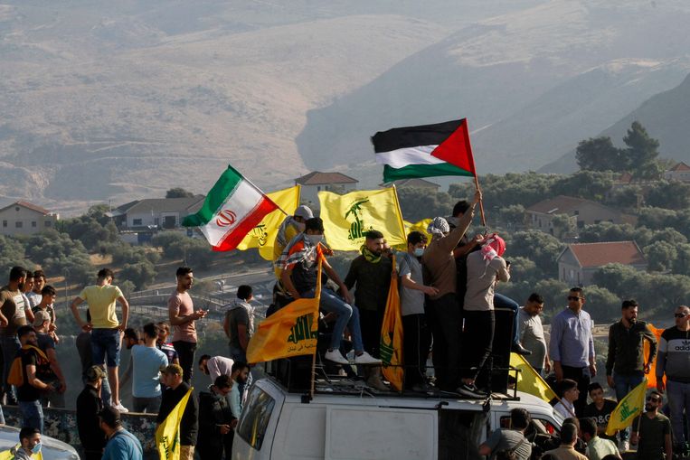 Tetangganya, Lebanon, juga terlibat dalam konflik tersebut.  Orang-orang Palestina dan Lebanon yang marah mencoba melintasi perbatasan ke Israel.  Foto AFP