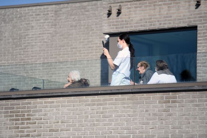 Jonas geeft balkonconcert voor rusthuisbewoners Sint-Margaretha in Holsbeek.