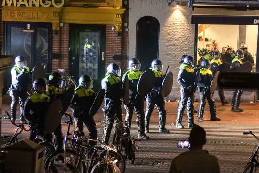 In het Nederlandse Leeuwarden moest de oproerpolitie optreden om een groep mensen te verdrijven.