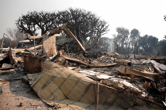 Het huis van zanger Robin Thicke is tot de grond toe afgebrand in de bosbranden die nu in de staat Californië woeden.