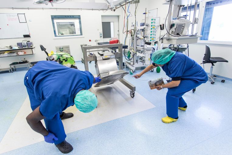 Abdulrasak Mohammed en Geeta Mahabier inspecteren de sokkel van de operatietafel Beeld Dingena Mol
