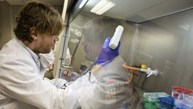 Medewerker van het VUmc in het laboratorium. Wouter Bos: 'Onderzoek doen is voor ons van het grootste belang.' Beeld Io Cooman