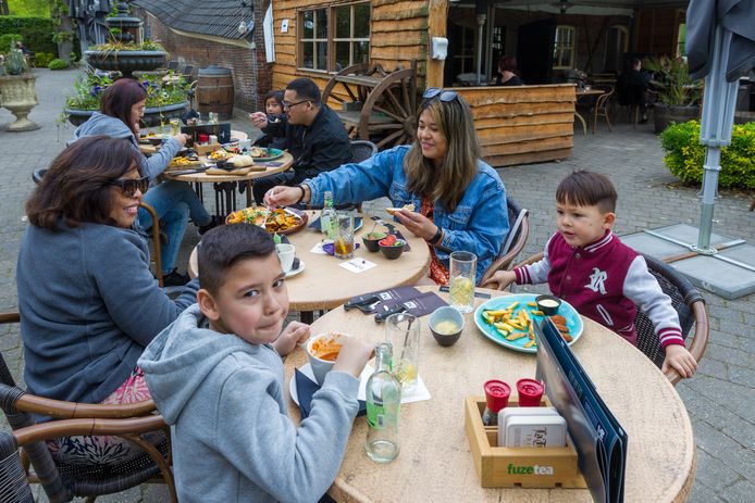 Lunch op het terras van restaurant De Mispelhoef.