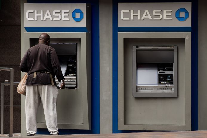 Een persoon haalt geld af bij een geldautomaat van JPMorgan Chase.