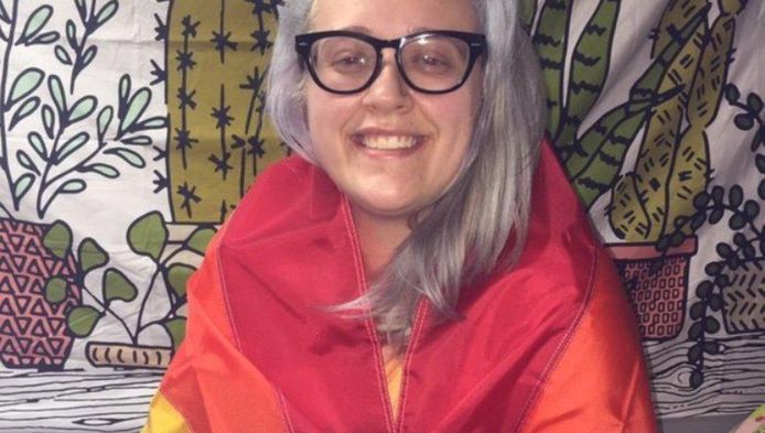 Dakotah met de regenboogvlag om haar schouders.