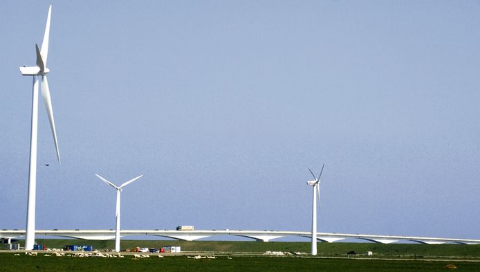 Archieffoto van windturbines aan de voet van de Zeelandbrug bij Kats