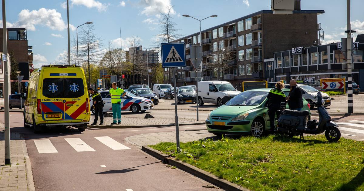 Auto en scooter botsen bij beruchte turborotonde in Roosendaal
