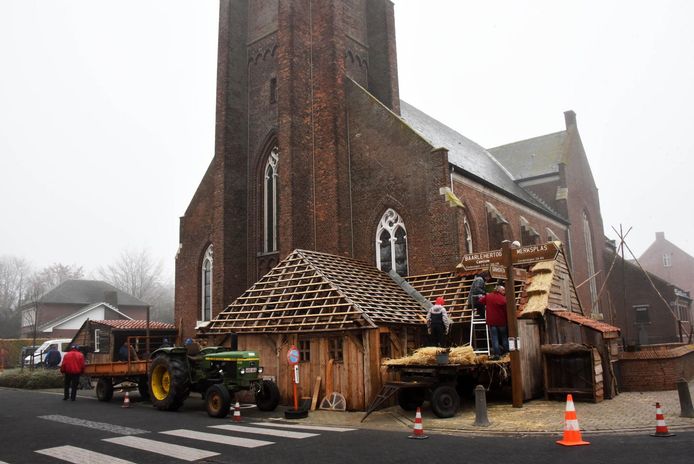 De kerststal in Zondereigen brandde op 1 januari dit jaar af maar is wel opnieuw van de partij.
