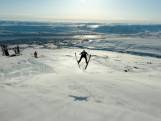 Skiër breekt officieus wereldrecord met sprong van 291 meter