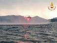 Een helikopter van de Italiaanse brandweer zoekt op het Lago Maggiore naar drie vermisten.