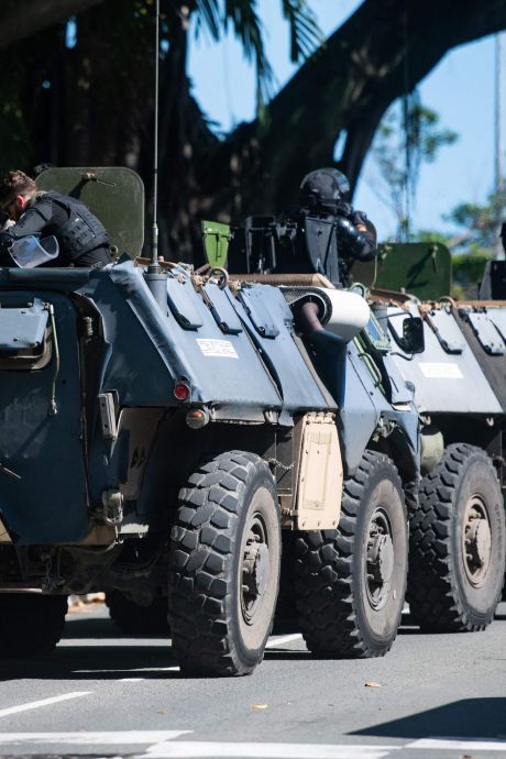 Les émeutes continuent en Nouvelle-Calédonie: un mort et deux blessés dans un échange de tirs