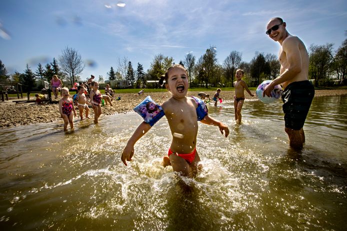 Spelen in het water van het Witven in Veldhoven is vanaf dit seizoen alleen nog mogelijk voor campinggasten.